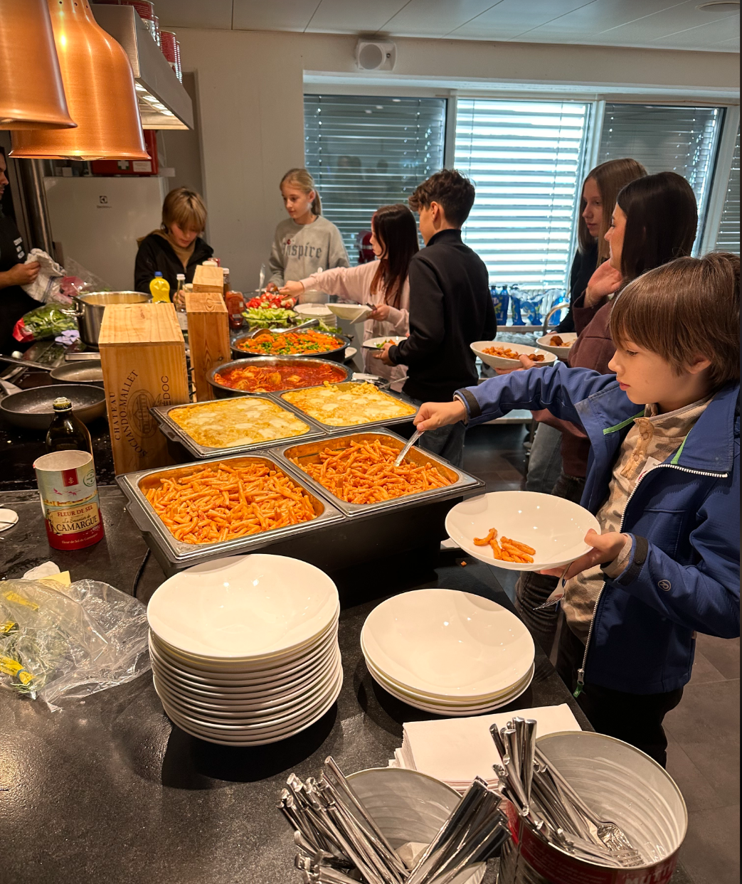 Schnupperkinder schöpfen sich etwas zu Essen in der Goldbach-Essbar.