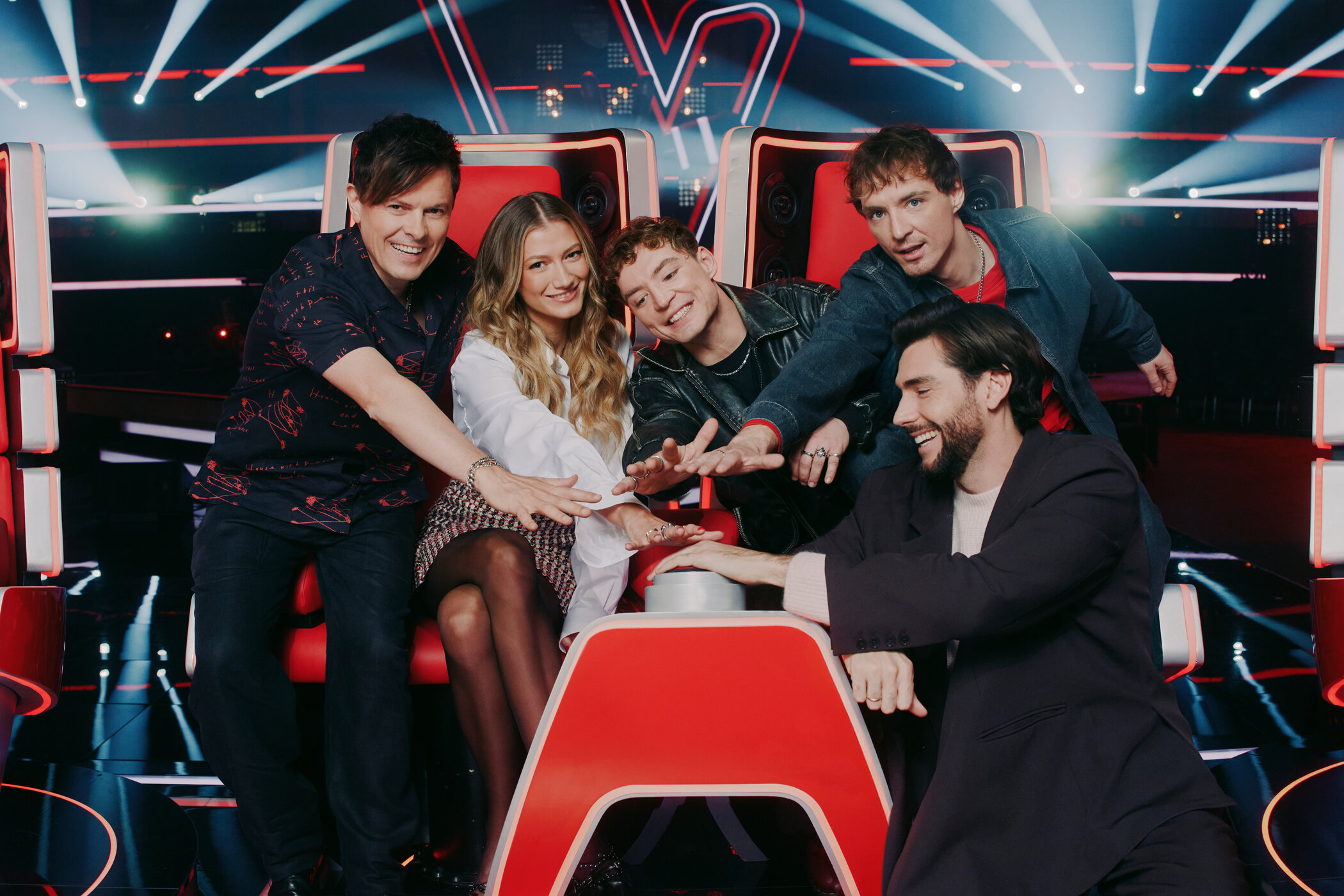 Die Coaches buzzern für "The Voice Kids" 2026