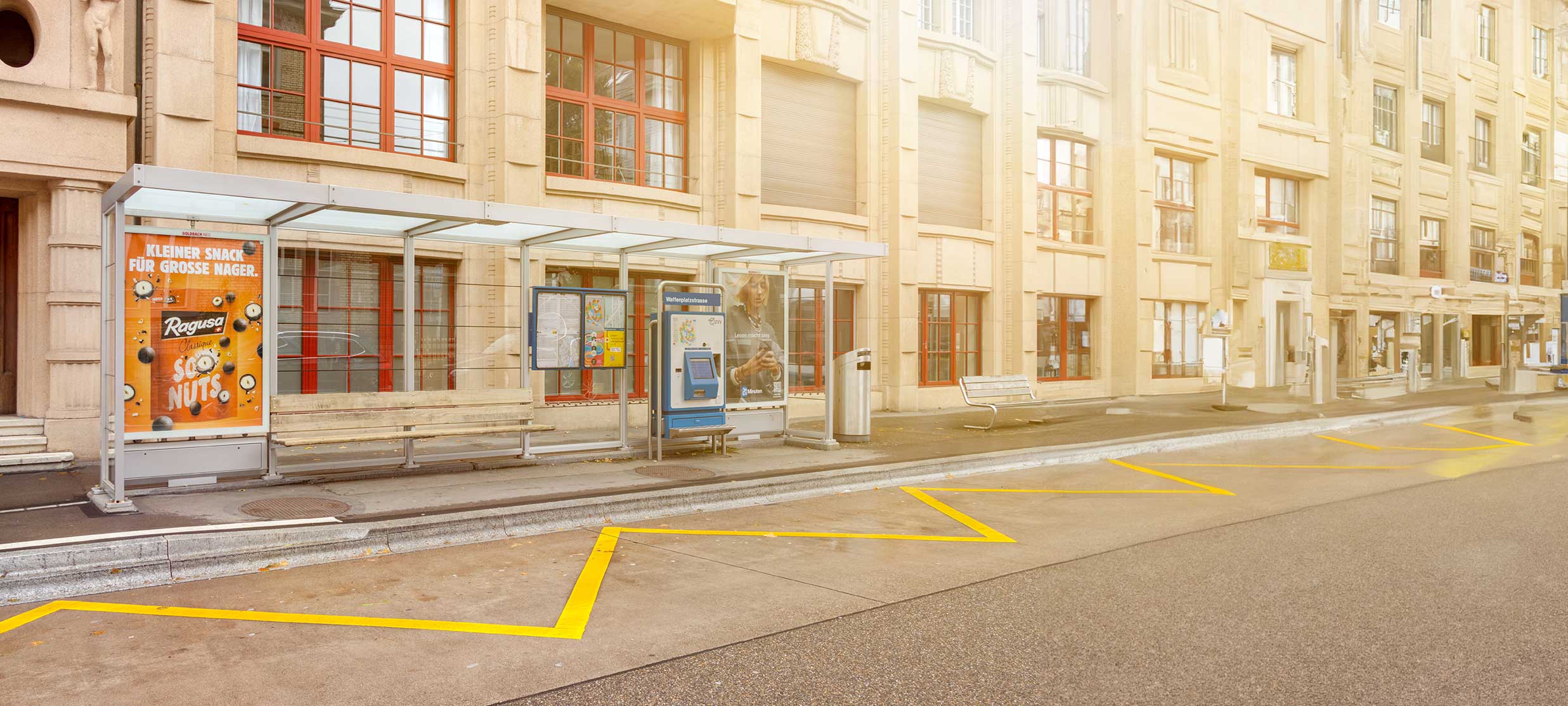 Bushaltestelle in einer Stadt mit Plakaten behängt.