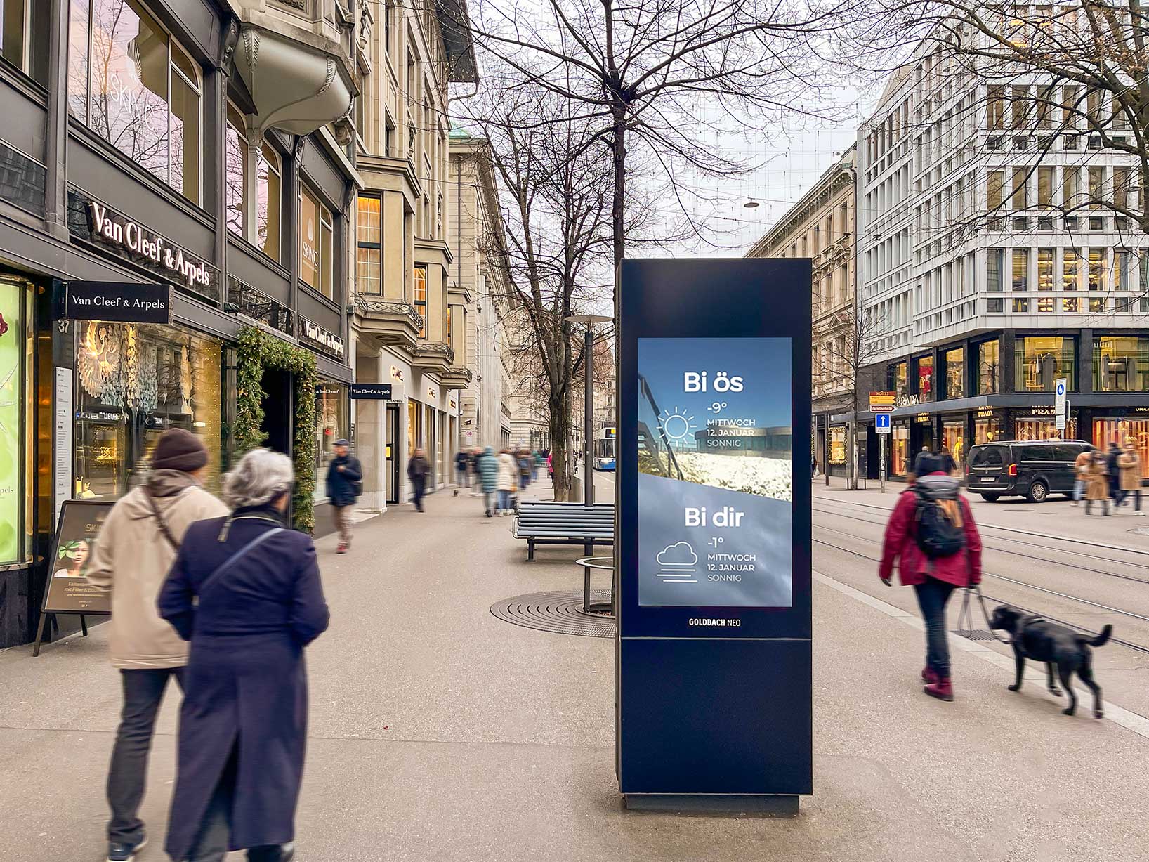 Plakatstelle in der Bahnhofstrasse Zürich mit Spaziergängern.