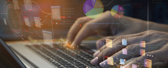 Hände an einer Laptop-Tastatur mit Lichteffekten.