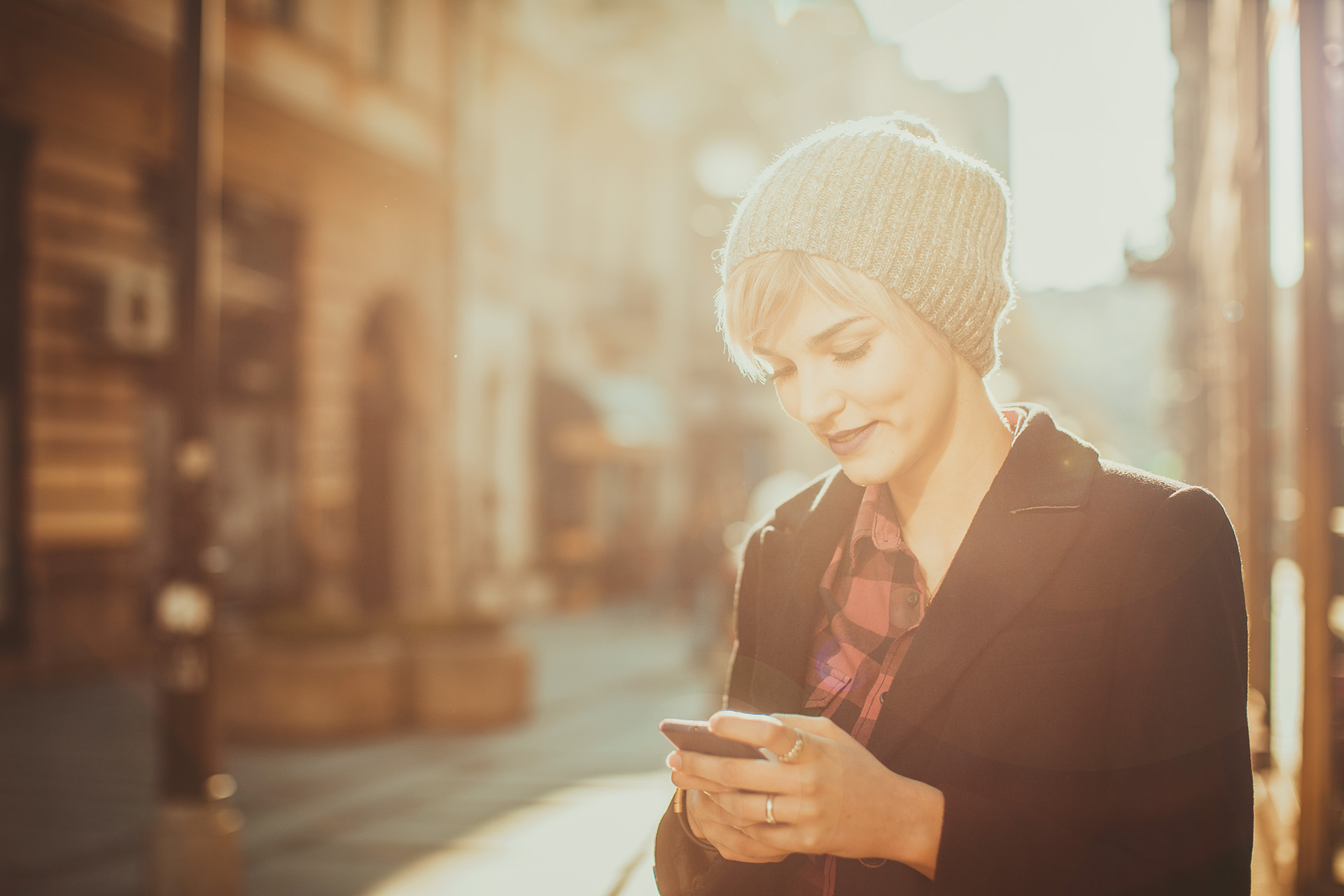 online_mobile_women_334560170