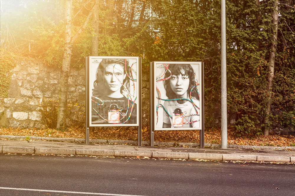Zwei Plakate an der Strassenseite mit Kunstplakaten beklebt.
