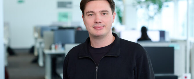 Portrait von Steve Krebser im Büro Küsnacht.