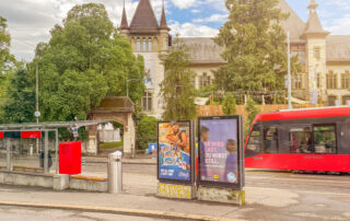Bernmobil auf dem Bild zu sehen und zwei Werbeflächen