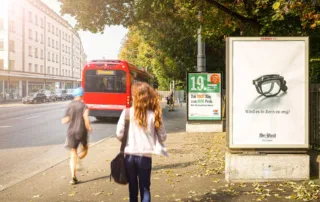 Plakat an der Effingerstrasse in Bern mit Leuten im Vordergrund.