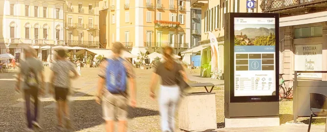 Écran dans la rue avec des passants