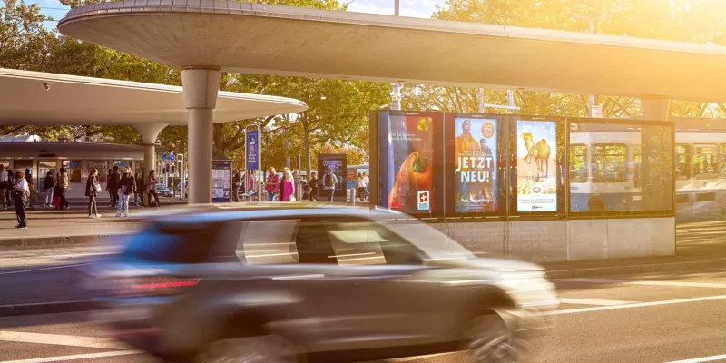 Digitaler Screen Bellevue Auto fährt beim Bellevue an DOOH-Screens vorbei