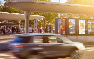 Car drives past DOOH screens at Bellevue