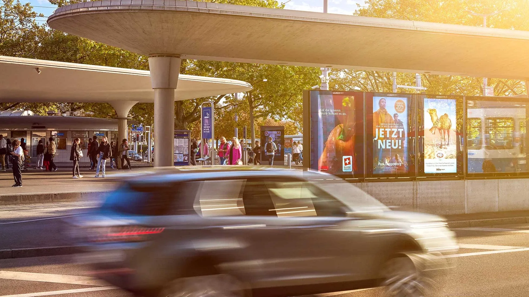 Car drives past DOOH screens at Bellevue