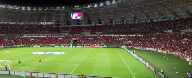 Ein Fussballspiel in einem grossen