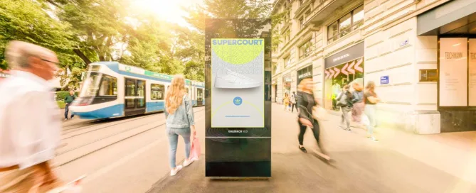 Screen an der Bahnhofstrasse mit vorbeilaufenden Personen