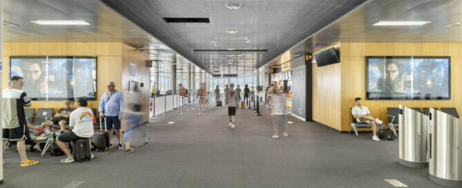 Euroairport Basilea con spazi pubblicitari e persone