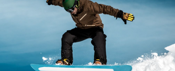 Un snowboardeur franchissant un tremplin